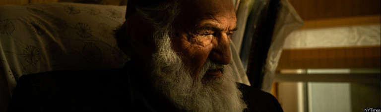در گوشه ای دنج و آرام، شاعر پیر افغان، آینه دل را جلا می دهد