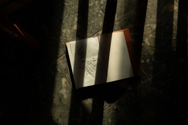 آقای وجودی، یکی از کتاب هایش را برای یکی از اعضای گروه اشعار مولانا امضا کرد. / عکس: نوییورک تایمز