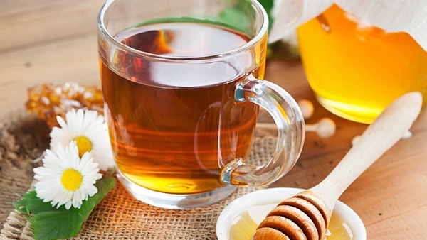 مصرف عسل همراه با چای و لیمو می‌تواند گلودرد را تسکین دهد.