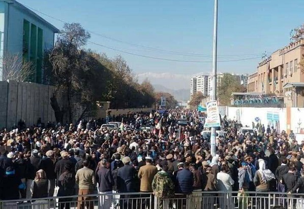 صدها تن از هواداران دسته انتخاباتی ثبات و همگرایی در برابر آنچه "تقلب" در انتخابات ریاست جمهوری می خواندند، در کابل دست به تظاهرات زدند.