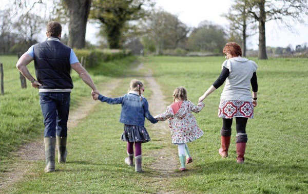 پیاده‌روی در کنار فرزندان فرصت خوبی است که فاصله‌ میان‌تان کم شود. 