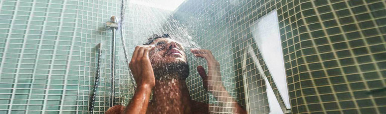 از کاهش استرس تا سلامت پوست؛ ۱۳ فایده دوش آب سرد برای سلامتی