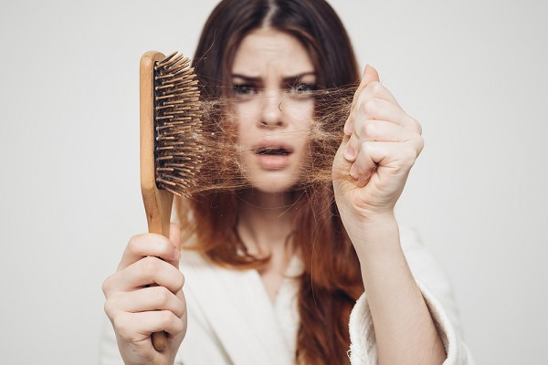 یکی از عوامل ریزش مو استفاده بیش از حد از رنگ مو و مواد شیمیایی است.