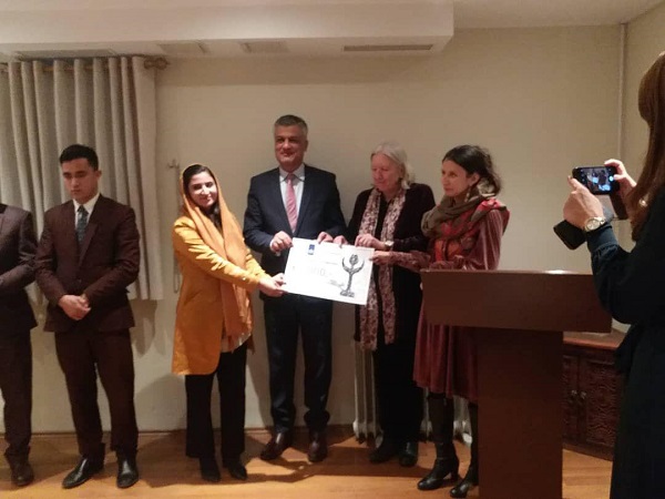 در برنامه دوشنبه شب (18 قوس) در سفارت هالند در کابل، جایزه فرد برگزیده حقوق بشر "لاله" به نقیبه بارکزی اهدا گردید. خانم نقیبه بارکزی، خبرنگار و فعال حقوق زن، توانست این جایزه نفیس حقوق بشری را به دست آورد