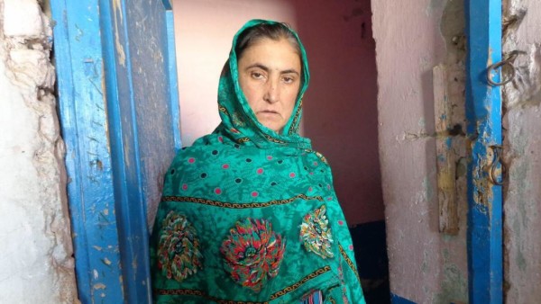  "شرمیلا افغان" زنی است که با شوهر فلج و دو دخترش در وضعیت بد اقتصادی در قندهار زندگی می‌کند
