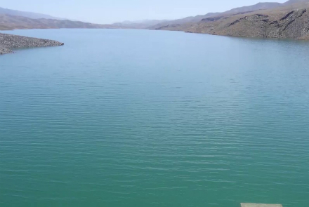 حوزه آبی هریرود، از نگاه ظرفیت منابع آبی سطحی چهارمین حوزه آبی در افغانستان به حساب می‌رود. ظرفیت آبی سالانه‌ی آن حدود 2.53 میلیارد متر مکعب است که از ان جمله حدود 1.88 میلیارد متر مکعب ان در داخل افغانستان به مصرف می‌رسد و متباقی آن از کشور خارج می‌شود