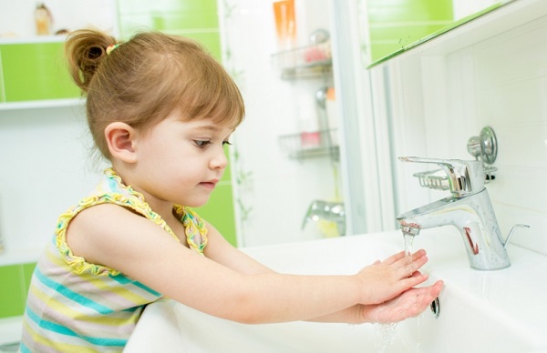 * دقت کنید که همه در خانه دست‌شان را بشویند! با استفاده از صابون و آب، به مدت 20 ثانیه دست‌ها را شستشو دهید.