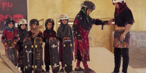 فیلم "آموختن اسکیت‌برد در یک منطقه جنگی" (اگر دختر باشید) داستان دختران جوان افغان را نقل می‌کند که در کابل خواندن، نوشتن و اسکیت‌برد را یاد می‌گیرند
