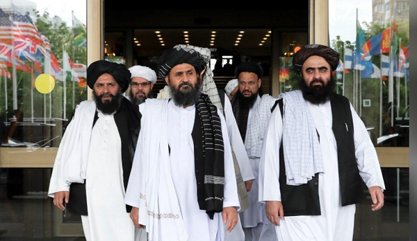 اعضای یک هیئت طالبان پس از مذاکرات صلح با سیاستمداران ارشد افغان در مسکو ، روسیه ، 30 می 2019 / عکس رویترز