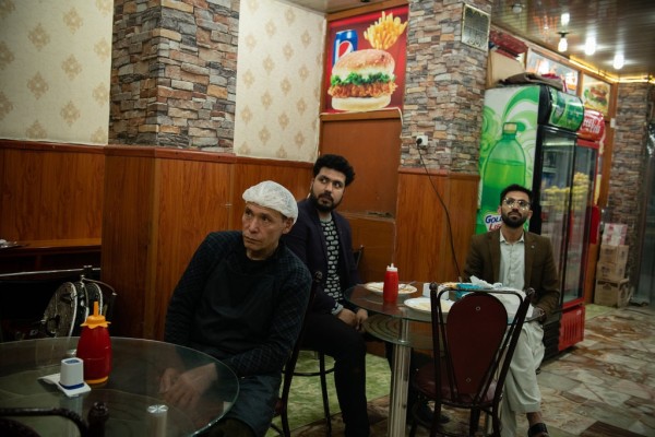 یک خدمه و مشتریان در رستورانتی در کابل به تلوزیون خیره شده بودند تا امضا تفاهم‌نامه تاریخی روز شنبه را ببینند یا تماشا کنند