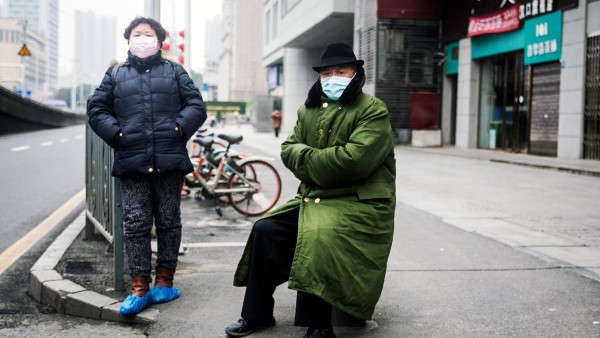 در تاریخ ۲۳ جنوری، ووهان و ۱۵ شهر دیگر در استان هوبی تحت قرنطینه‌ی سنگین قرار گرفتند. کارکنان خدمات درمانی از همه‌ جای چین برای کمک به این مناطق منتقل شدند و در طول فقط یک هفته، دو بیمارستان برای مراقبت از تعداد روزافزون بیماران کووید-۱۹ ساخته شد