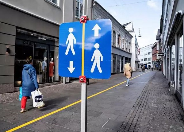 خط زردی در خیابانی در آلبورگ، دانمارک کشیده شده‌است تا مردم فاصله اجتماعی را رعایت کنند. 