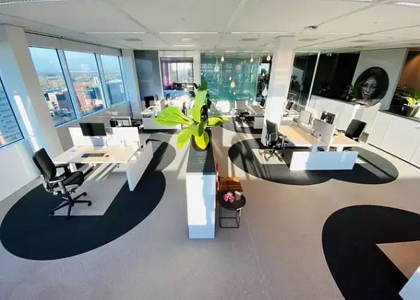 تصویری از دفتر کار کمپانی Cushman&Wakefield در آمستردام که با قانون ۲ متر فاصله طراحی شده‌است.