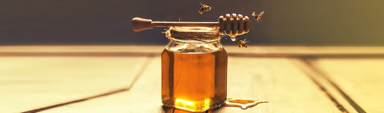 از درمان بی خوابی تا رفع اضطراب؛ ۸ کاربرد بی نظیر عسل