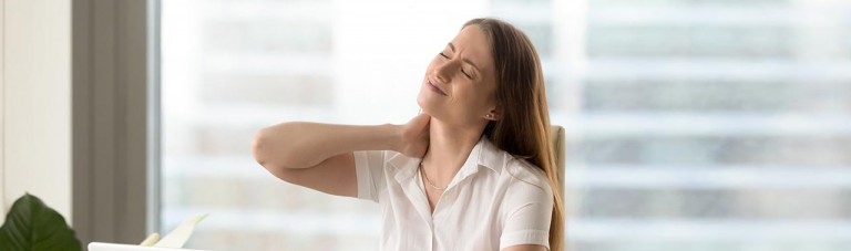 درمان خانگی گردن درد: ۴ تمرین ساده که از این درد آزاردهنده خلاص شوید