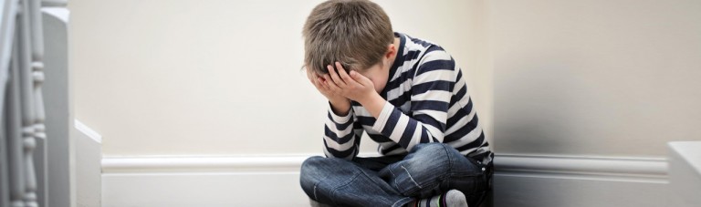 ۱۴ نشانه افسردگی در کودکان که هر پدر و مادری باید بداند