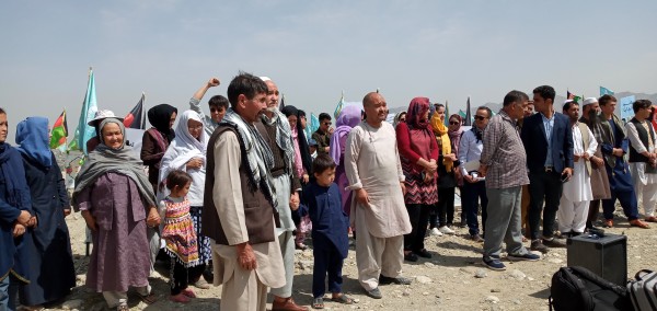 تعدادی از خانواده‌های که اعضای فامیل شان را در جنگ، حملات انتحاری و انفجاری از دست داده اند، در گردهمایی امروز از این‌که در روند مذاکرات صلح بین‌الافغانی نادیده گرفته شده اند و غایب هستند، اعتراض داشتند