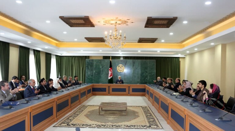 دیدار هیئت مذاکره کننده با رییس شورای مصالحه؛ عبدالله: محل برگزاری مذاکرات نباید مانع گفت‌وگوهای صلح شود