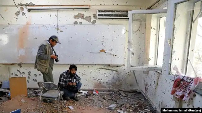 روزنامه نگاران افغان پس از حمله دولت اسلامی به دانشگاه کابل در تاریخ 2 نومبر 2020 در داخل یک کلاس فیلمبرداری می کنند.