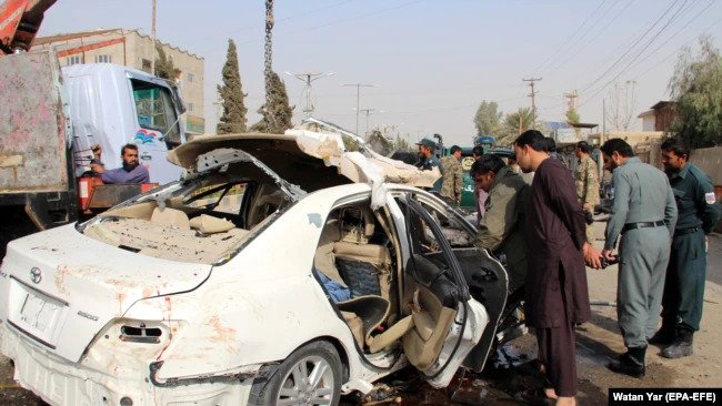 مقامات امنیتی صحنه انفجار در لشکرگاه، مرکز ولایت هلمند را که 12 نومبر ۲۰۲۰ منجر به کشته شدن محمد الیاس داعی، روزنامه نگار رادیو افغانستان آزاد شد، بازرسی می‌کنند.