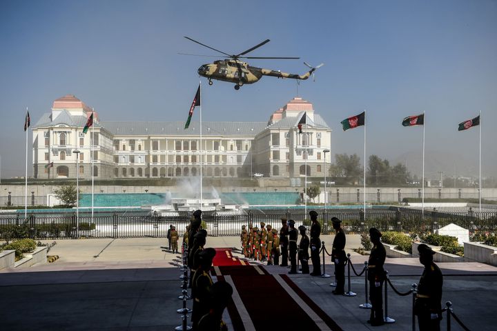 پرواز یک هلی کوپتر نیروی هوایی افغانستان پیش از ورود اشرف غنی رئیس جمهور افغانستان برای معرفی نامزد وزیران در پارلمان در کابل به تاریخ 21 اکتبر 2020.