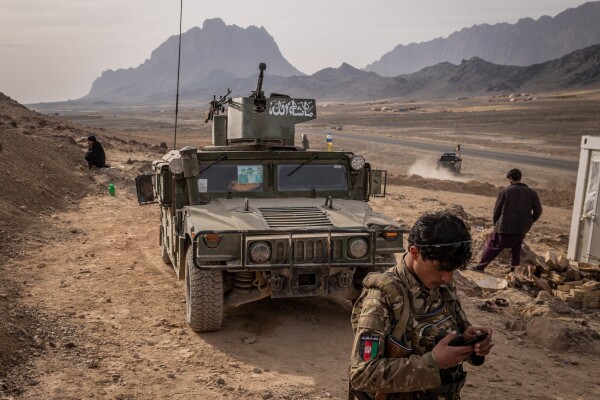 نیروهای امنیتی افغانستان در پاسگاهی در قندهار، در حاشیه ولسوالی پنجوایی، در ماه جنووری. طالبان بسیاری از مناطق را گرفته اند. جیم هویلبروک برای نیویورک تایمز
