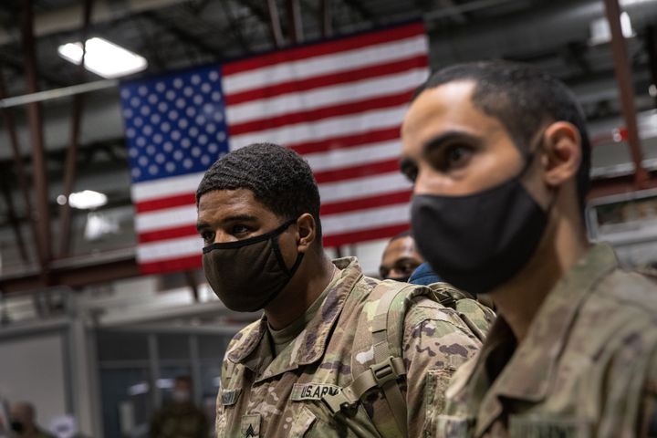 سربازان ارتش آمریکا از لشکر دهم کوهستانی، بعد از 9 ماه استقرار در افغانستان در 8 دسامبر 2020، در فورت درام، نیویارک، به خانه رسیدند. 