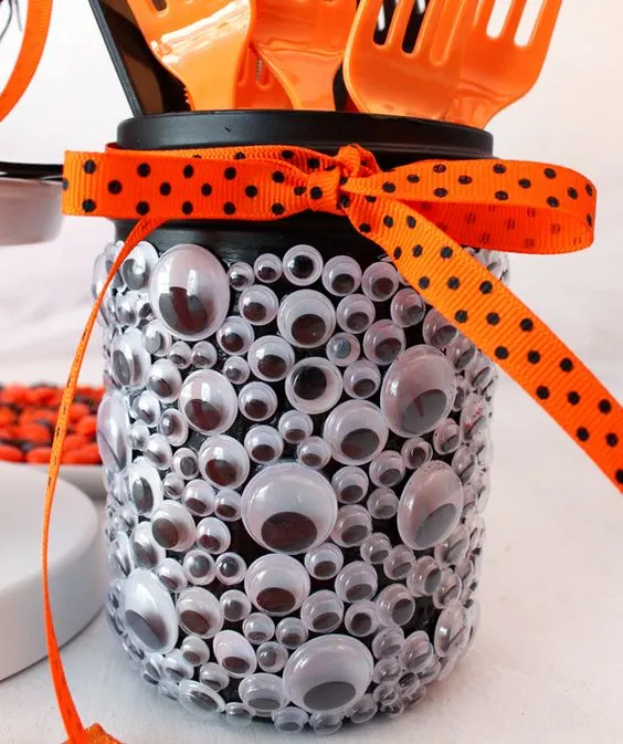 تزئین هالووین با وسایل ساده - تزئین جا قاشقی با چشم های پلاستیکی