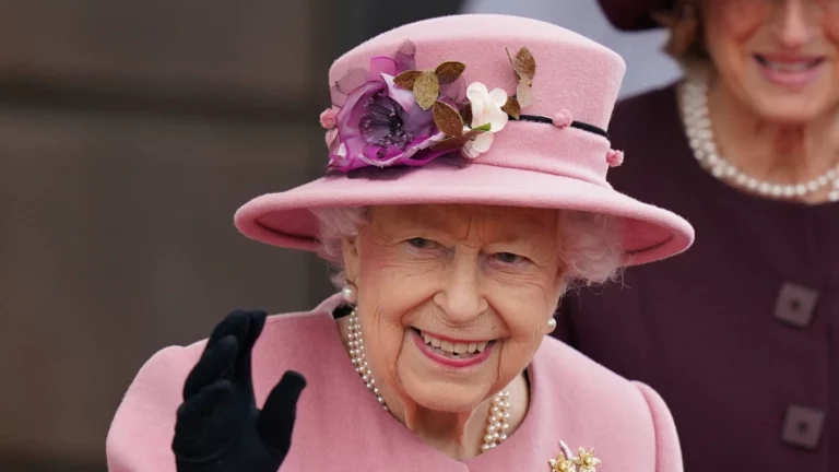 ملکه الیزابت دوم در سن 95 سالگی جایزه “سالمند سال” را رد کرد و ادعا کرد که معیارهای لازم را ندارد!