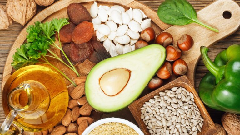 بهترین منابع ویتامین ای: ۳۰ ماده غذایی که سرشار از ویتامین E هستند