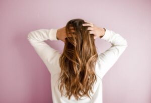 تحریک رشد مو و پرپشت شدن موها با ۱۰ راهکار طبیعی و بسیار موثر!