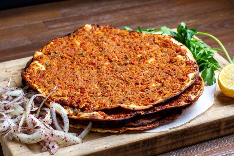 طرز تهیه لحم عجین یا پیتزای ترکی یک غذای خوشمزه ترکیه