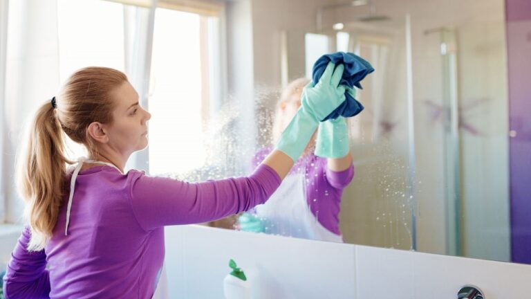 ترفندهای خانه‌داری: 7 ترفند برای تمیز کردن حمام در کوتاه ترین زمان ممکن