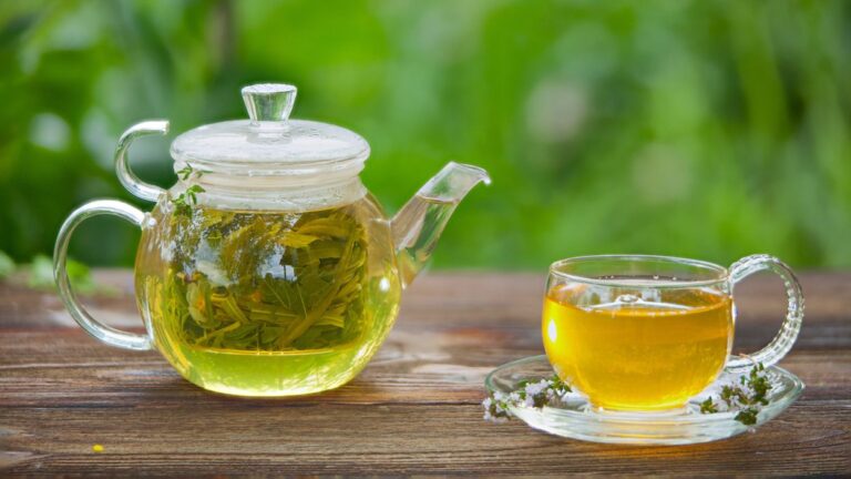 مضرات چای سبز: ۱۱ عارضه جانبی که نوشیدن بیش از حد چای سبز به همراه دارد