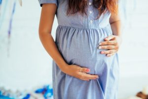 ادرار قرمز در بارداری؛ علت وجود خون در ادرار چیست؟