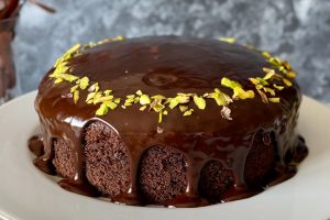 طرز تهیه کیک اسفنجی گاناش شکلاتی برای دوره همی ایام عید