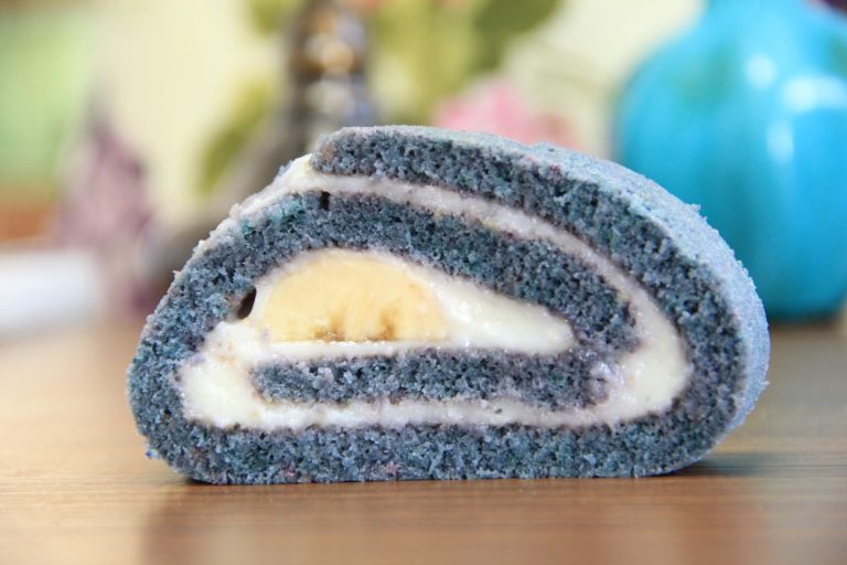 طرز تهیه کیک رول آبی رنگ بدون رنگ خوراکی برای پذیرایی ایام عید