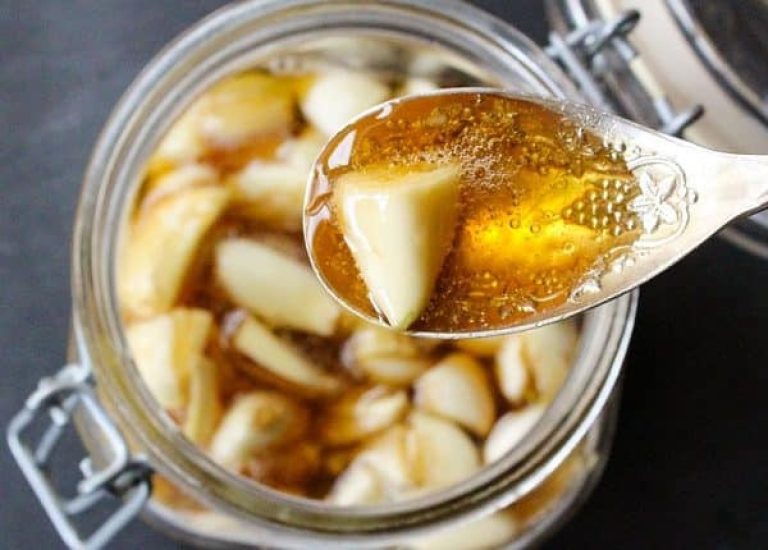 فواید درمانی ترکیب سیر و عسل: اگر هر روز صبح، یک قاشق عسل و سیر بخورید….