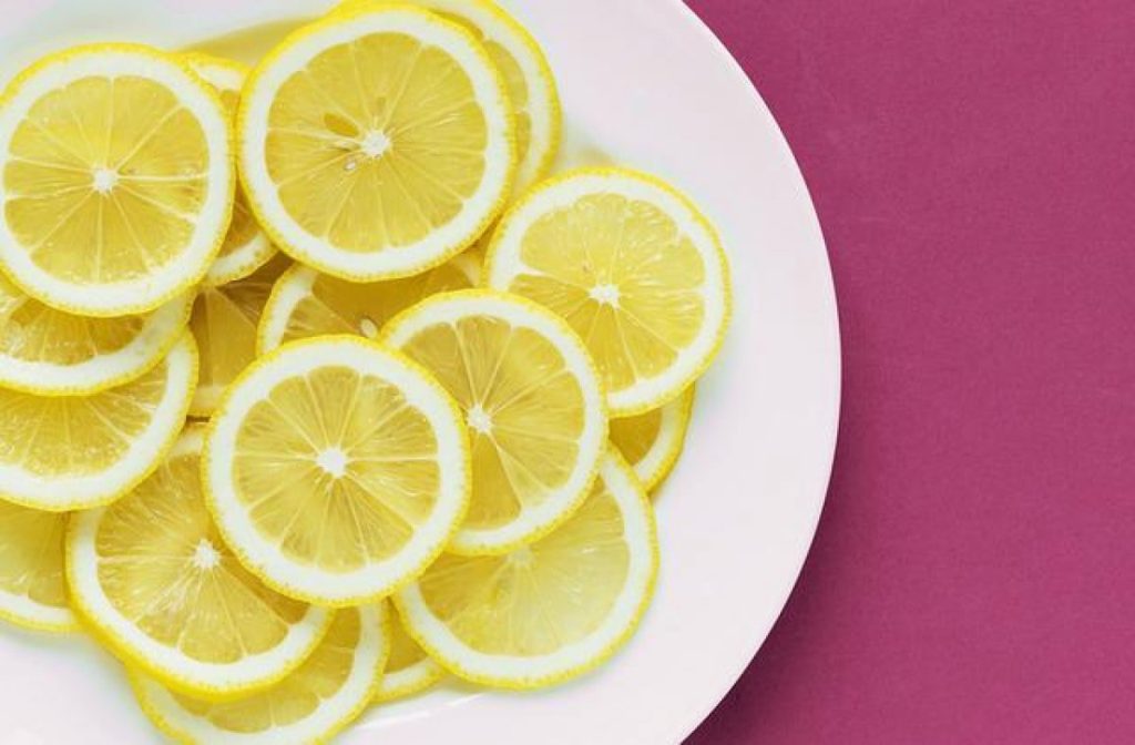 خواص درمانی ترکیب آب گرم و لیمو علت بوی بد زیر بغل