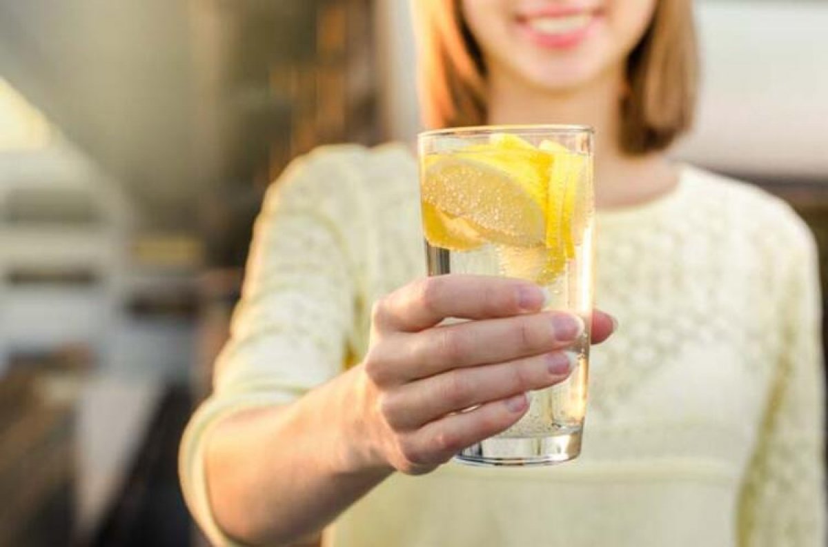 خواص درمانی ترکیب آب گرم و لیمو ترکیب آب و آبلیمو مصرف آب و لیمو به صورت ناشتا