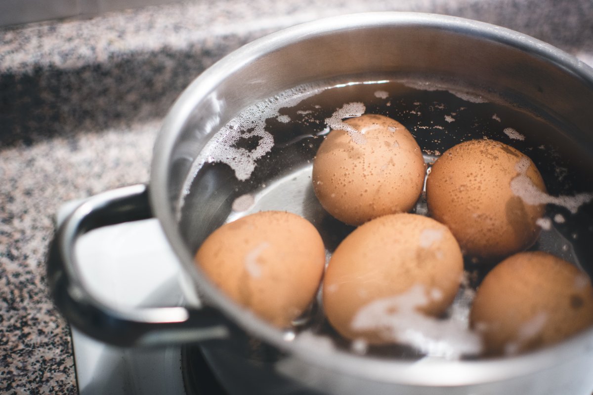 استفاده های مفید آب تخم مرغ آب پز