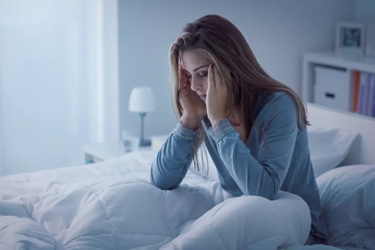 عوارض کم خوابی: وقتی بدن شما به اندازه کافی نمی خوابد چه اتفاقی می افتد؟