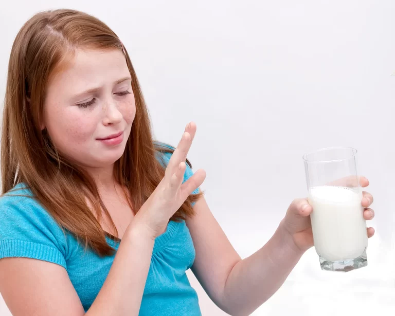 علائم آلرژی به شیر چیست؟