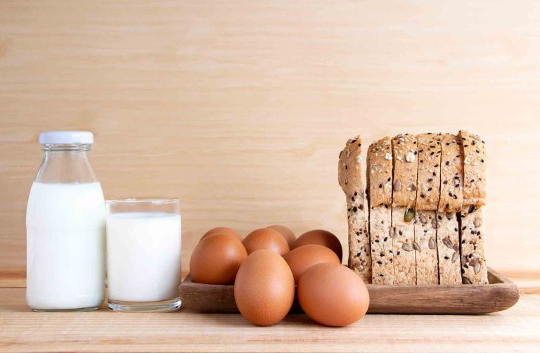 خطر ترکیب شیر و تخم مرغ؛ 5 دلیل که نباید شیر را با تخم مرغ بخورید