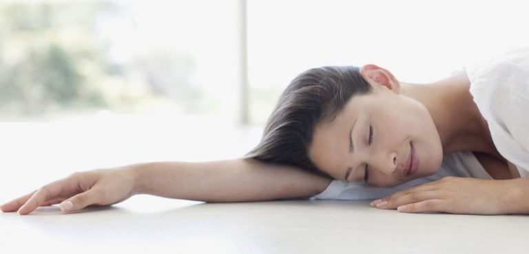 4 مهمترین فواید خوابیدن روی زمین بر سلامت بدن