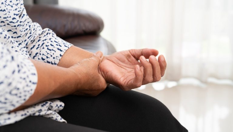 8 درمان خانگی موثر برای سوزن سوزن شدن دست و پا