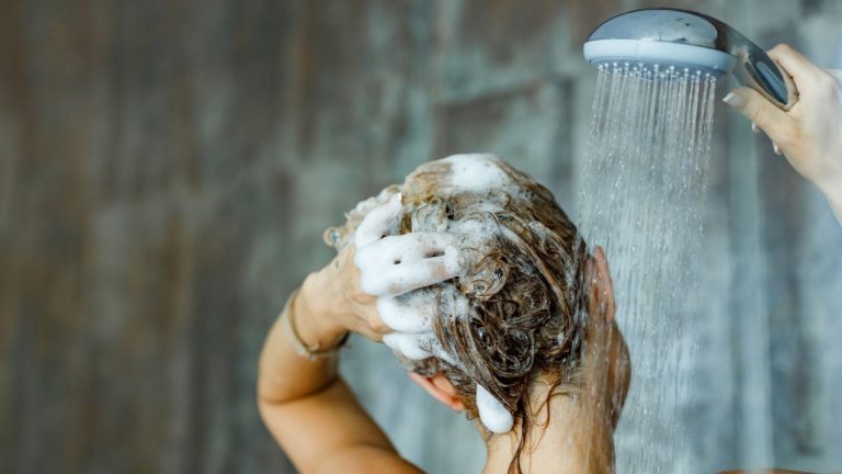 نحوه شستن درست موها؛ ترفند های مفید و مهم برای نگهداری از موهای شما