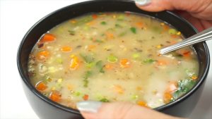 طرز تهیه ۲ نوع سوپ رژیمی خوشمزه که چربی شکم را کاهش می‌دهد