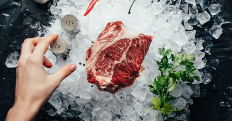 بهترین شیوه یخ زدایی گوشت: 6 روش برای آب کردن گوشت یخ زده