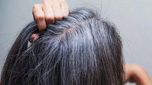 جلوگیری از سفیدی مو؛ با ۴ راهکار مانع سفید شدن موهای تان شوید!